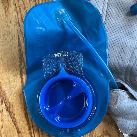 Camelbak Pink Hydration Pack with Blue Tube - Picture 4 of 5